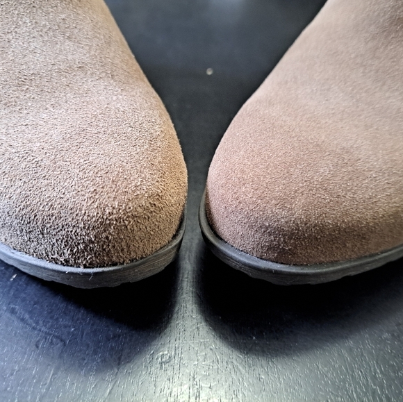 Blondo Chelsea Tan Suede Ankle Bootiel  Size 8.5 - Picture 3 of 12